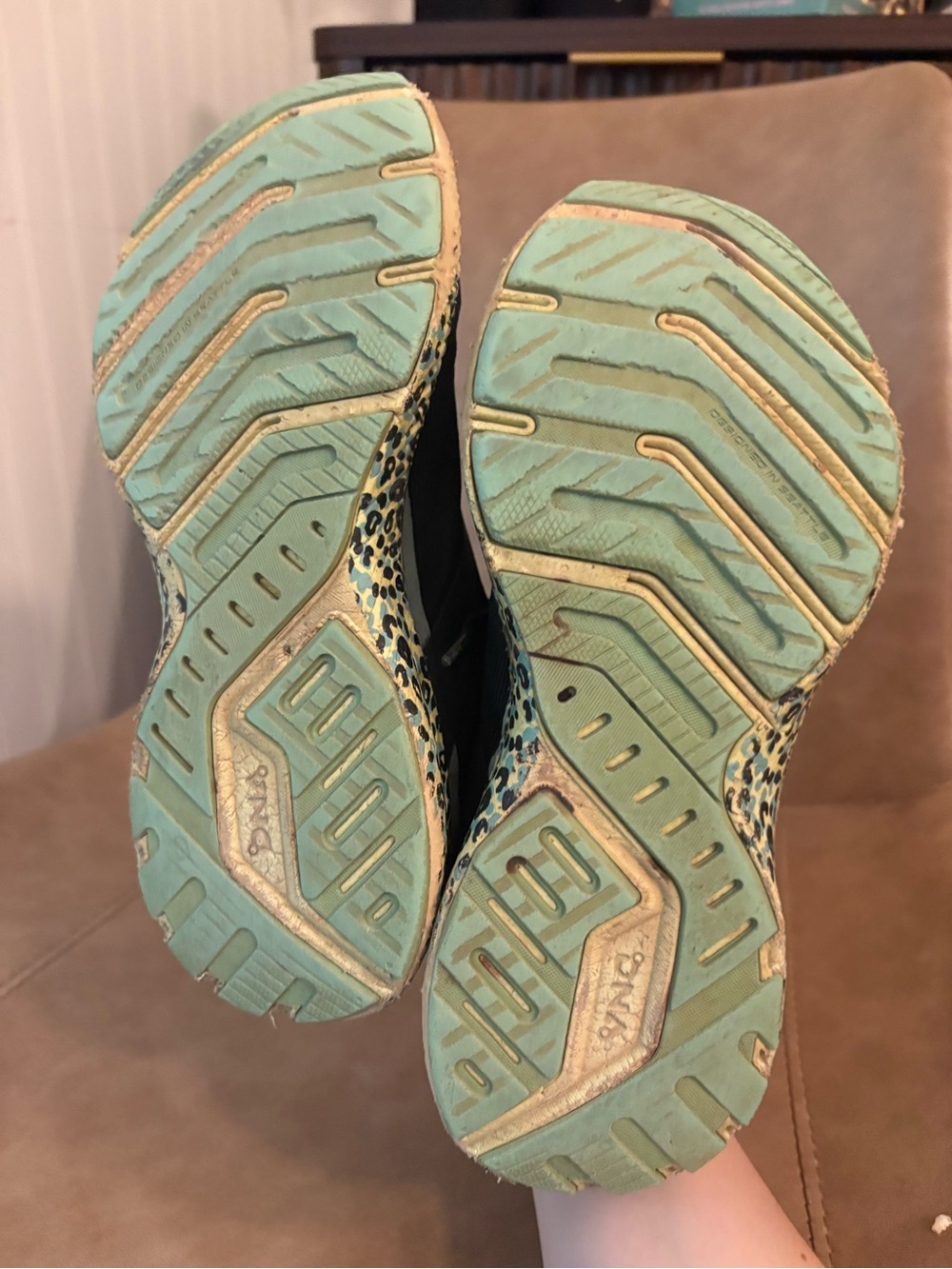 Brooks launch 8 black teal cheetah print comfortable athletic shoes size 7.5 - Picture 10 of 10
